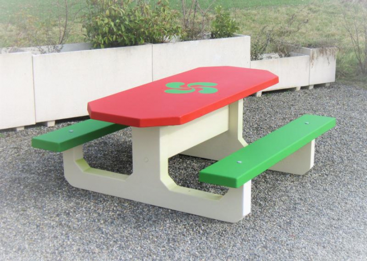Table octogonale avec logo Euskadi